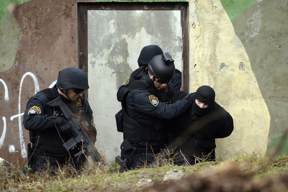 LUKSUZ ODAO SPECIJALCE: Posle fimske pljačke blindiranog vozila počeli da voze skupa kola i motore!