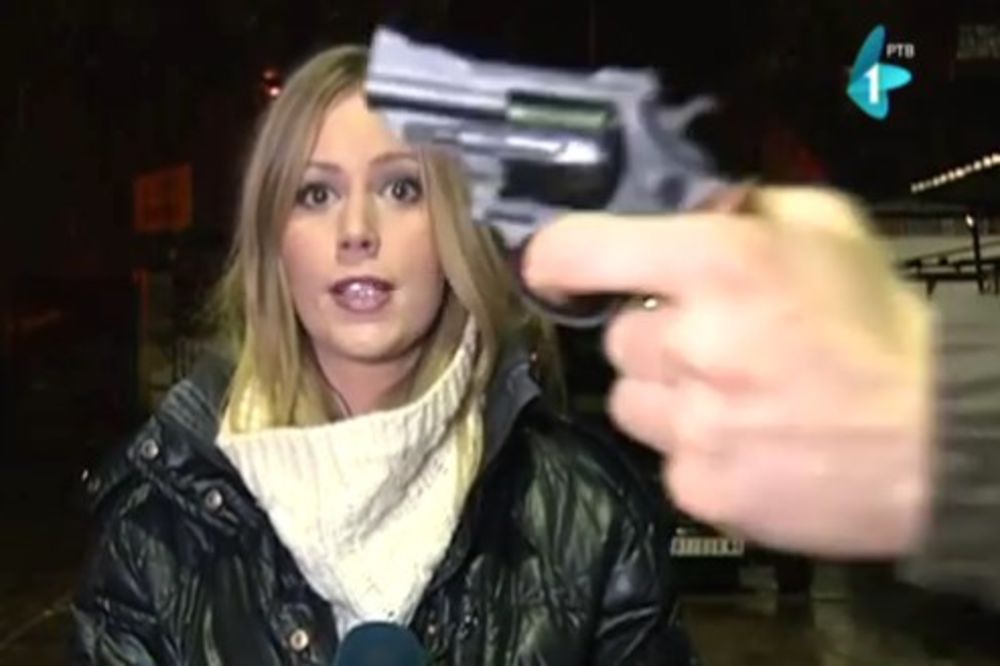 VIDEO VITLAO ORUŽJEM UŽIVO: Muškarac potegao pištolj ispred novinarke RTV