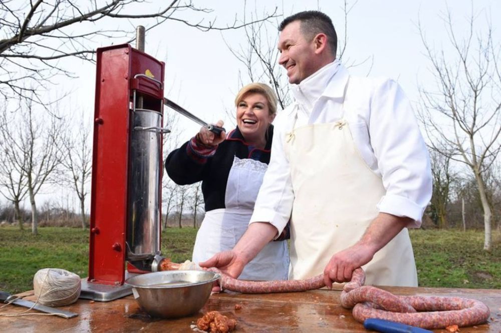 (FOTO) KAD KOLINDA MEŠA: Dok izvlači kobaju hrvatskoj predsednici ne skida se osmeh s lica!