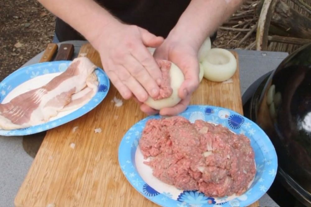 (VIDEO) Glavicu luka napunite mlevenim mesom i umotajte u slaninu: Jelo koje ostavlja bez daha!