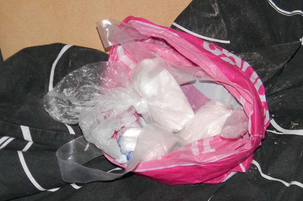 UHAPŠENO PET OSOBA U BEOGRADU: Policija zaplenila oko kilogram droge, kao i oružje i municiju!