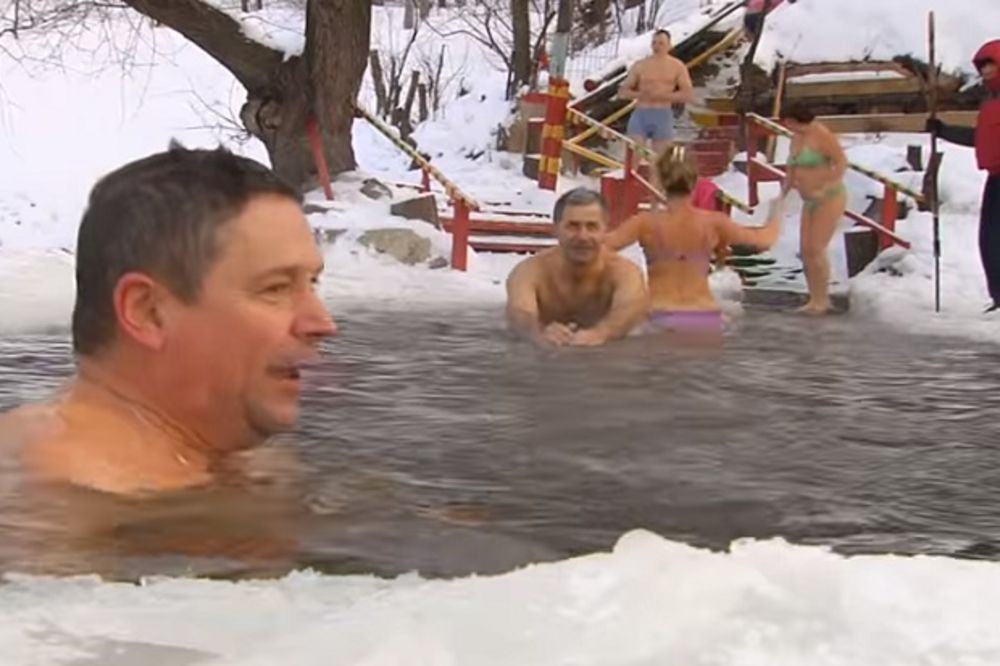 (VIDEO I FOTO) KRSTOVDAN U RUSIJI: Svi pojurili u ledenu vodu i hvale se po Tviteru i Fejsbuku!