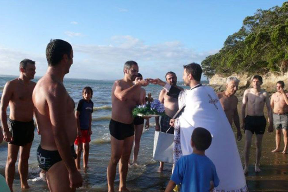 Srbi plivali za Časni krst i na Novom Zelandu: Da nam deca ne zaborave ko su im preci (FOTO)