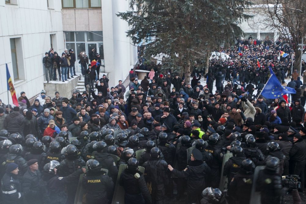 (VIDEO) UPALI U MOLDAVSKI PARLAMENT: Stotine protiv novog premijera, on ipak položio zakletvu