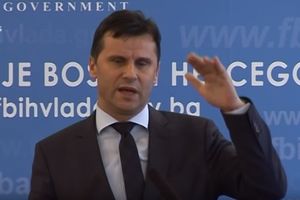 PREMIJER BIH SE BAHATI NOVCEM GRAĐANA: Ministre častio jagnjetinom, delegaciju MMF hobotnicom
