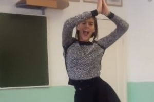 (VIDEO) RUSKA TINEJDŽERKA POSTALA HIT: Njen ludi ples u učionici nikoga ne ostavlja ravnodušnim