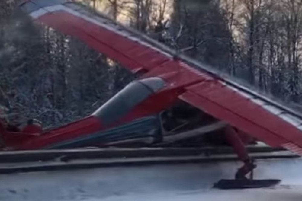 (VIDEO) IZNENAĐENJE ZA VOZAČE: Mali avion sleteo na auto-put u Rusiji