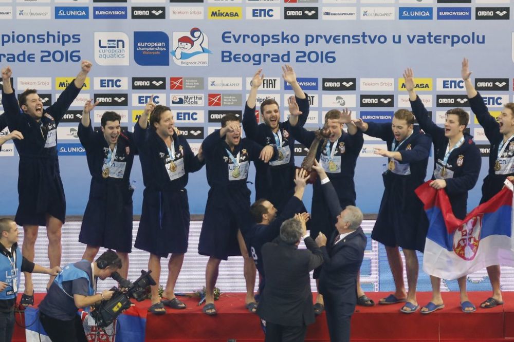 (VIDEO) DELFINI U ŠOKU: Ovo je nestvarno... Dobro je da nas nisu izmalerisali balkonom