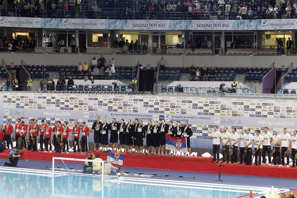 (FOTO, VIDEO) MISTERIJA: Nikome nije jasno zašto su vaterpolisti Crne Gore kasnili na dodelu medalja