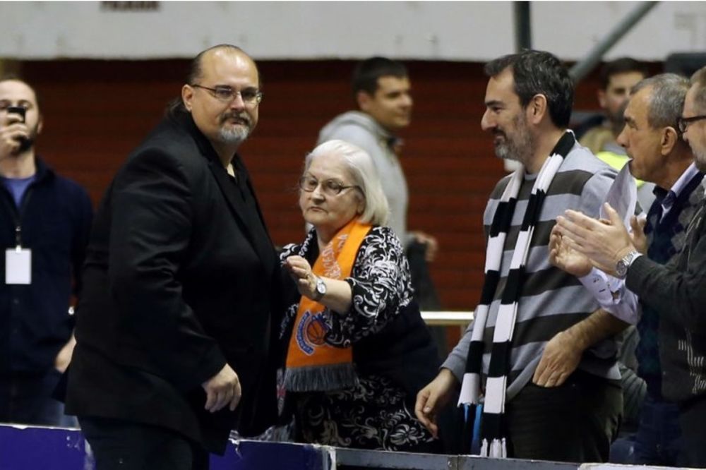 SRAMOTA DELIJA: Navijači Zvezde na derbiju vređali majku trenera košarkaša Partizana