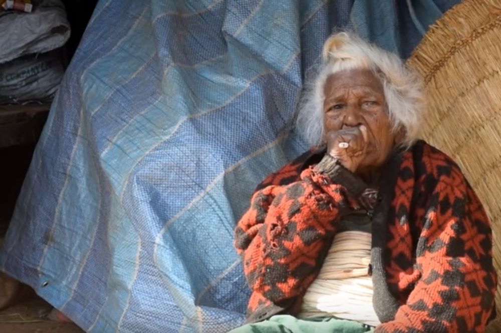 (VIDEO) TAJNA DUGOVEČNOSTI: Ova bakica tamani 30 cigareta dnevno i ima 112 godina