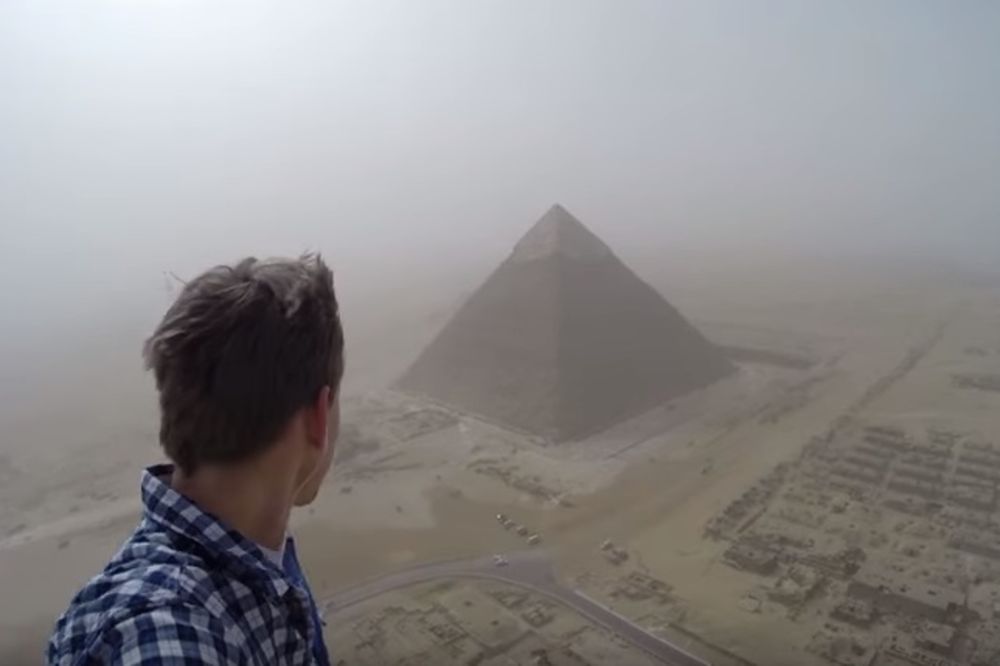 ILEGALNO JE, ALI OVAJ TINEJDŽER SE USUDIO: Ovako izgleda kada se popnete na vrh Keopsove piramide
