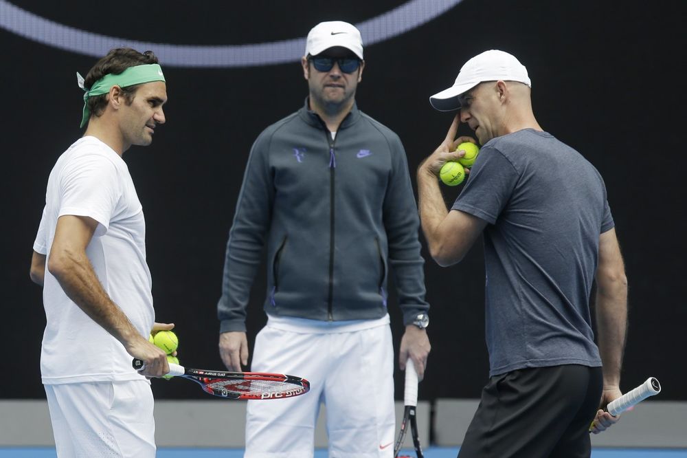 ŠVAJCARAC PRIČAO SA LJUBIČIĆEM PRED MEČ: Federer hteo da zna Novakovu slabost! Evo šta mu je otkrio!