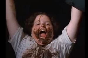 (VIDEO) Mali bucko iz filma Matilda je porastao, a pogledajte da li sada može da pojede celu tortu