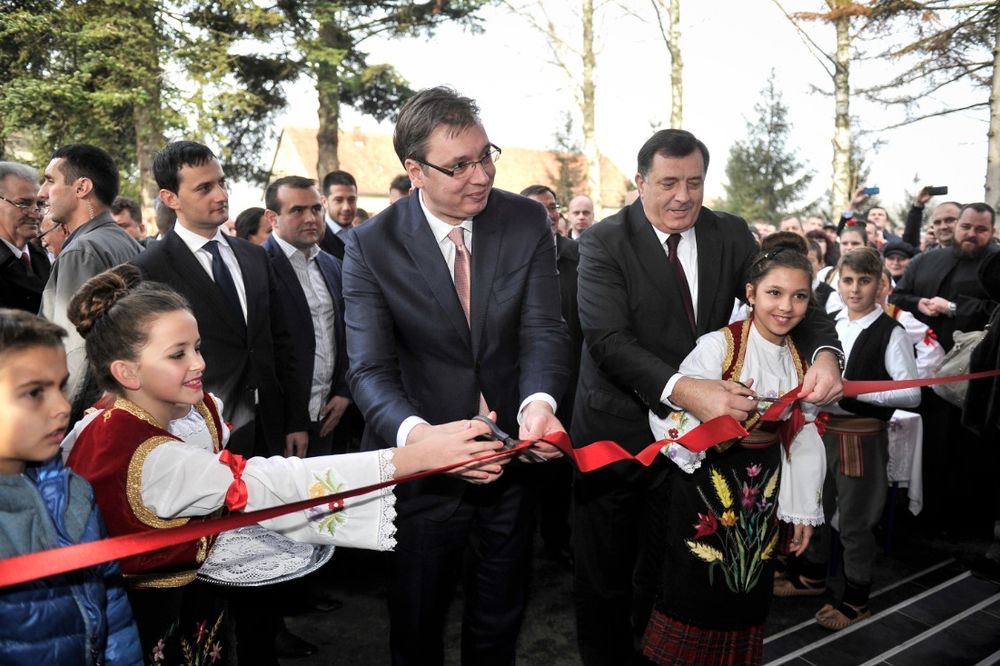 VUČIĆ OTVORIO ŠKOLU U ŠAMCU: Deco uživajte u novoj školi, a Srbija će još više pomagati Srpsku!