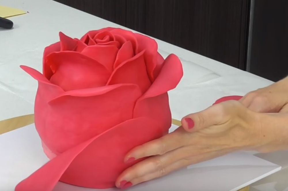 (VIDEO) IGRA SA FONDANOM: Evo kako možete napraviti tortu u obliku ruže