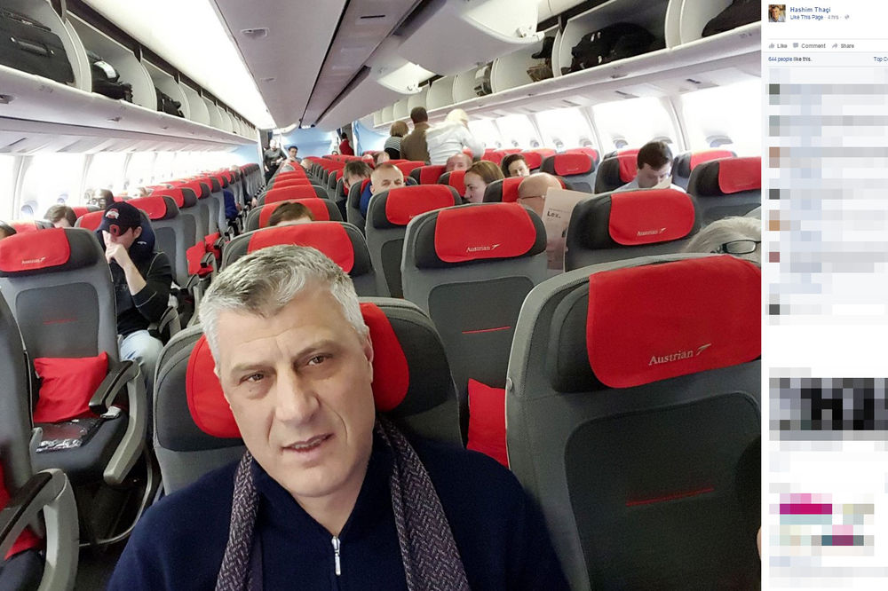 LOBIRA I SELFIRA: Tači pravi selfije po avionima