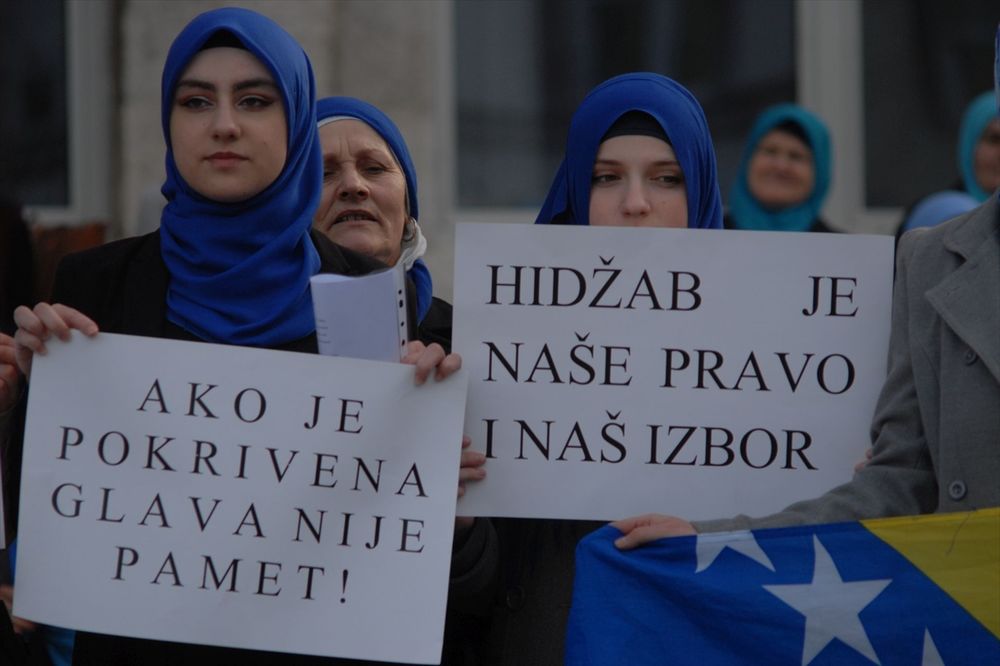 PROTESTI ŠIROM BOSNE: Zabrađene protiv zabrane nošenja hidžaba u javnim ustanovama!