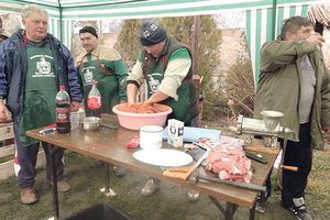 SVINJOKOLJ U RUSKOM SELU: Kobasice poklonili narodnoj kuhinji!