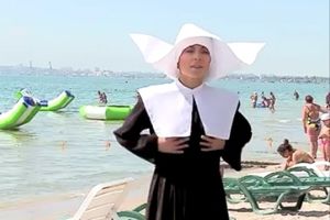 (VIDEO) URNEBESNO: Došla je na plažu obučena u monahinju a onda...