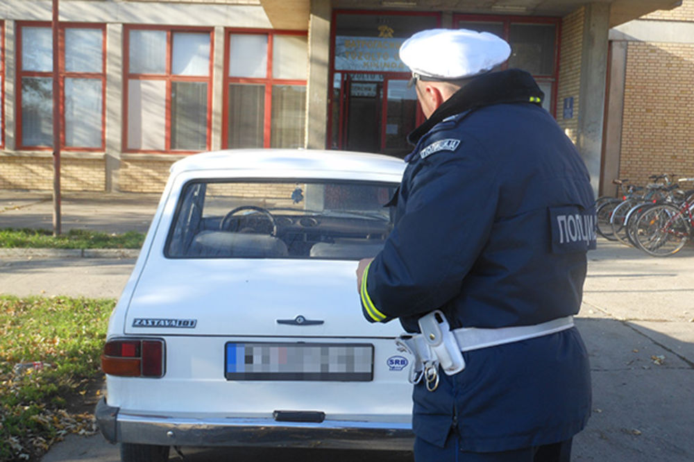 DEMOLIRANA VOZILA SAOBRAĆAJACA U KIKINDI: Ciglama razbijeni prozori na tri privatna automobila
