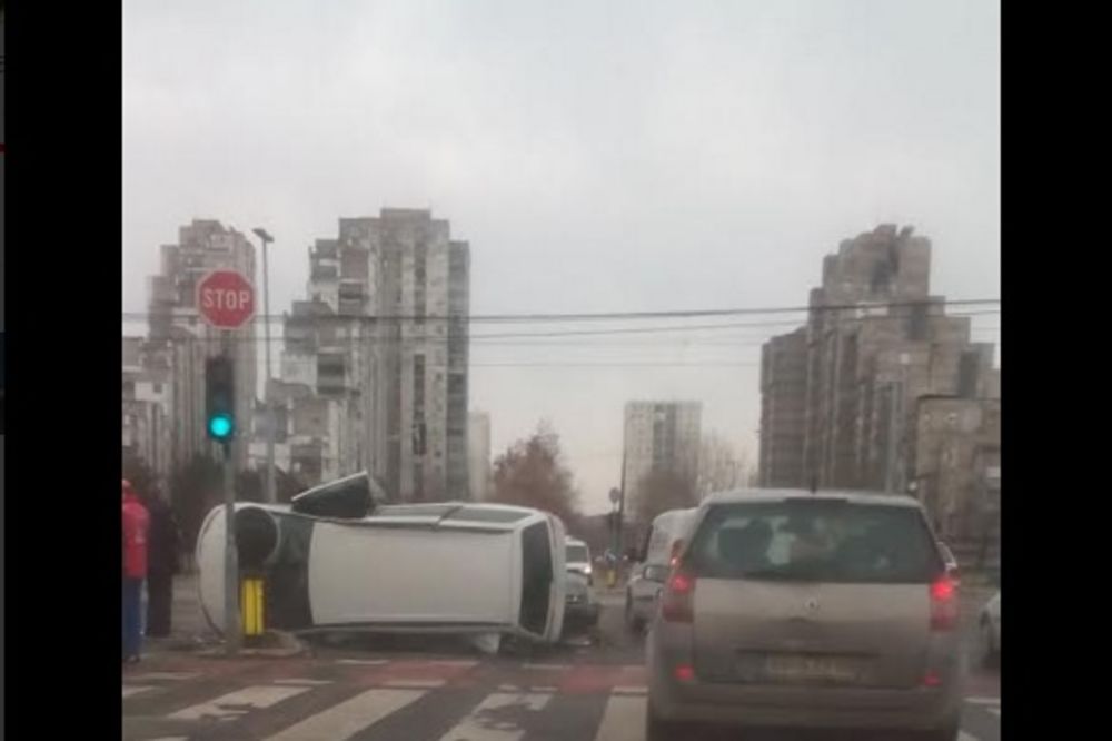 (FOTO) SUDAR U NOVOM BEOGRADU: Prevrnuo se auto, povređen muškarac