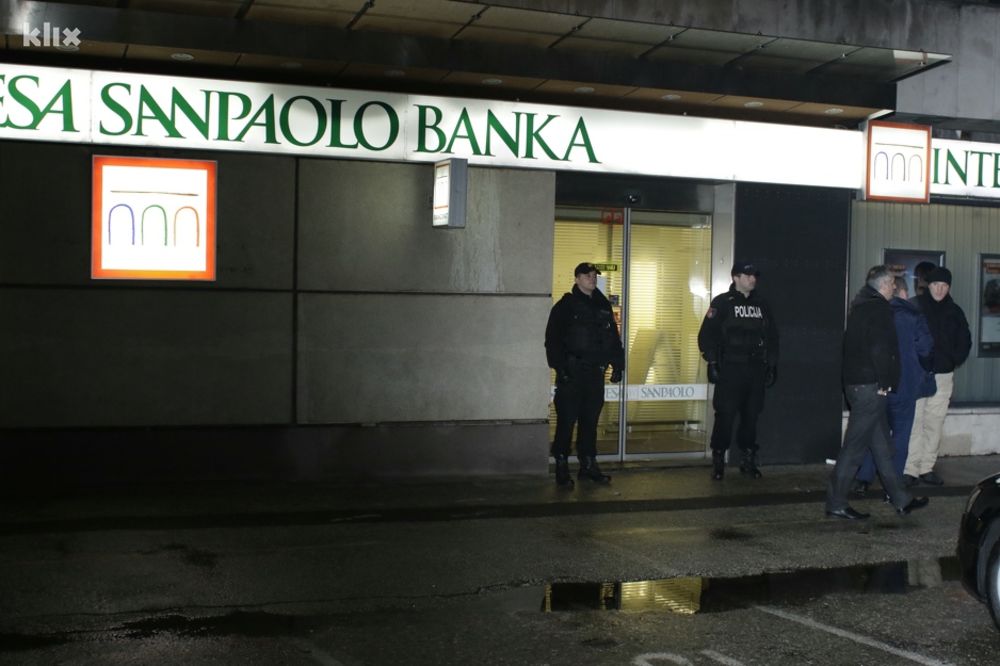 PLJAČKA BANKE U SARAJEVU: Dvojica naoružanih upala u poslovnicu i odnela novac, potera u toku!