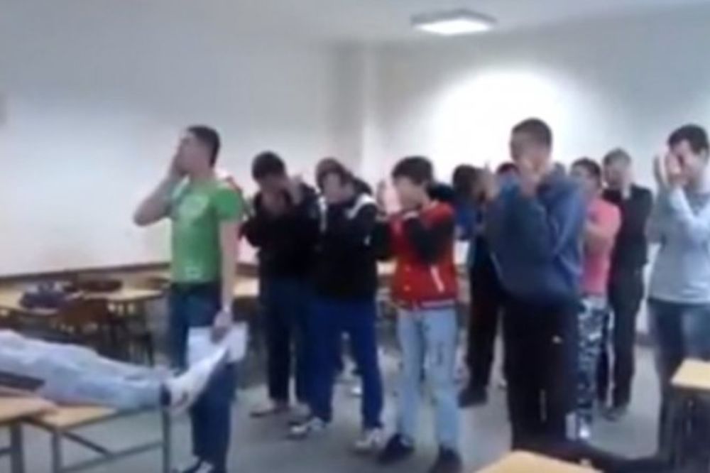 (VIDEO) ĐACI ISMEVALI ISLAM: Učenici iz Modriče klanjali dženazu u učionici!