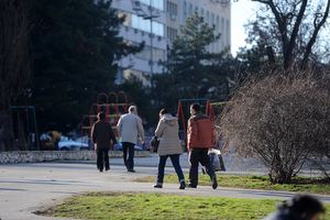 STRPITE SE DO PODNEVA, VRAĆA SE PROLEĆE: U Srbiji danas oblačno i hladnije, po podne RAZVEDRAVANJE