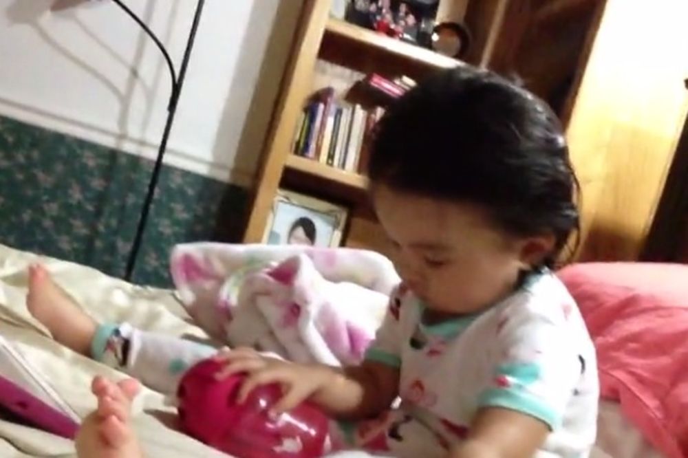 (VIDEO) PRESLATKO: Ova beba je previše umorna da bi plakala!