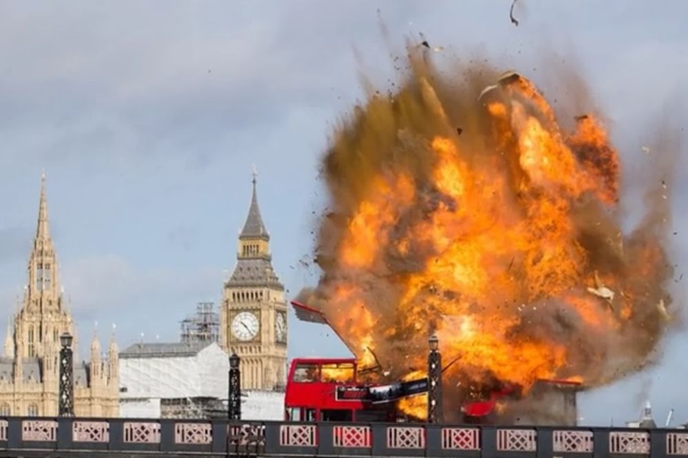 (VIDEO) ŠOK MEĐU TURISTIMA U LONDONU: Eksplodirao autobus nedaleko od parlamenta!