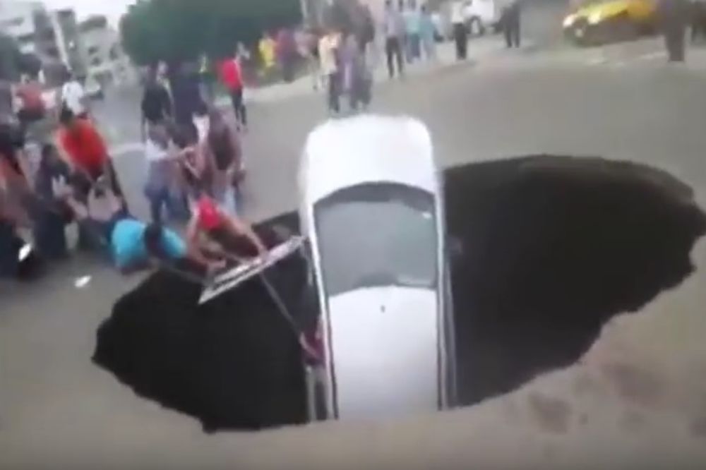 (VIDEO) OTVORILA SE ZEMLJA: Automobil progutala ogromna rupa na putu