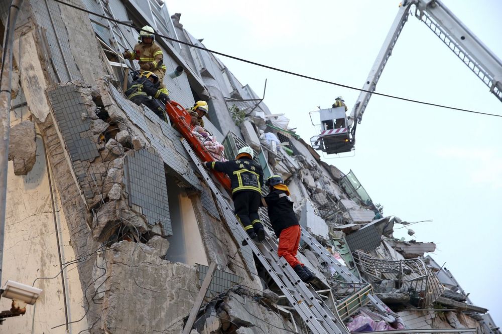 (VIDEO) PREŽIVELI 48 SATI POD HRPAMA ŠUTA: Dve osobe izvučene žive iz ruševina zgrade u Tajvanu