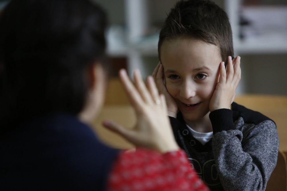 (FOTO) ONI SU ODUŠEVILI SVET: Ceo razred u Sarajevu naučio znakovni jezik zbog gluvonemog drugara