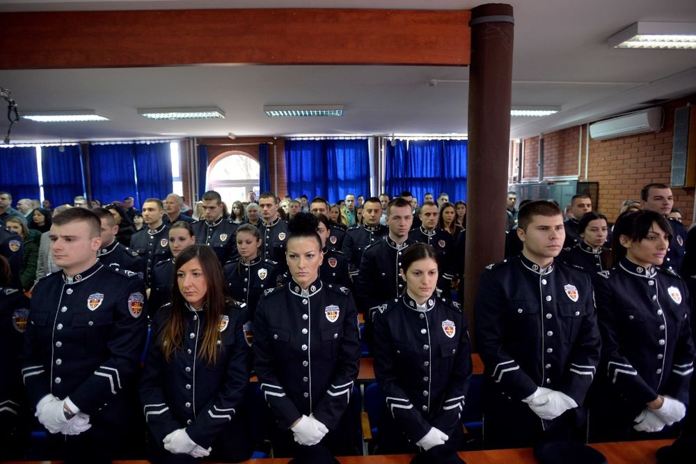 FOTO MIRNO SPAVAJTE, ONE VAS ČUVAJU Mlade policajke Tamara i Katarina diplomirale s najvišom ocenom