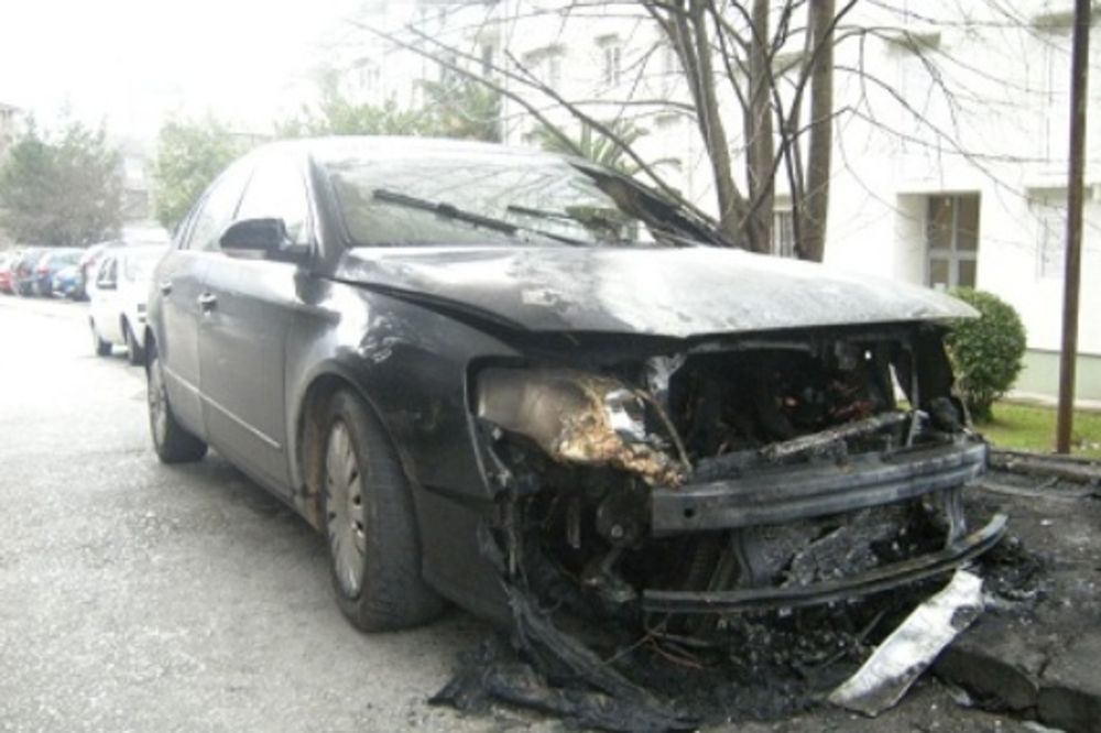(FOTO) MILOV POSLANIK NA UDARU: Zapaljen auto šefa DPS u Kotoru!