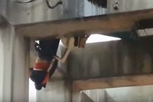 (VIDEO) HOROR NA MOSTU U IZRAELU: Dečak (10) ispao iz kamiona i visio naglavačke 13 metara iznad tla