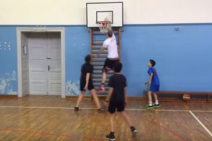(VIDEO) BOBI IZ KIKINDE: Ovako ulični basketaš imitira Marjanovića