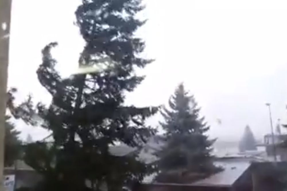 (VIDEO) NEVREME POGODILO BANJALUKU: Oluja obarala drveće i nosila krovove, delovi grada poplavljeni!