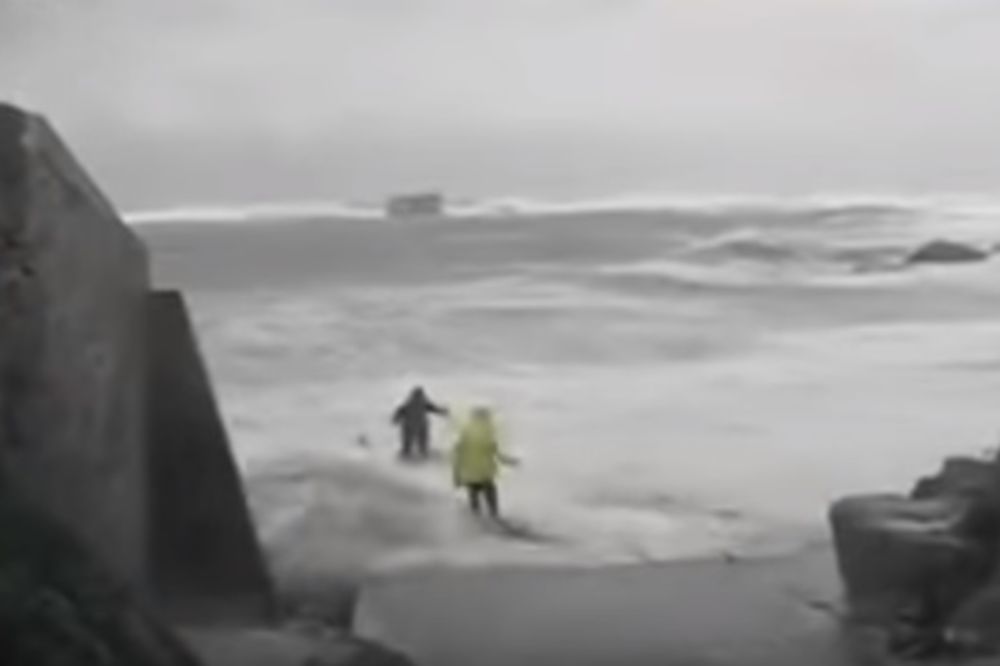 (VIDEO) DRAMA NA PLAŽI U BRETANJI: Dvoje penzionera pokupili talasi, a onda se pojavio jedan turista