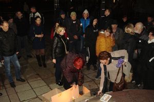 DVE GODINE OD TRAGEDIJE: Nišlije upalile sveće za Vuka Stojiljkovića