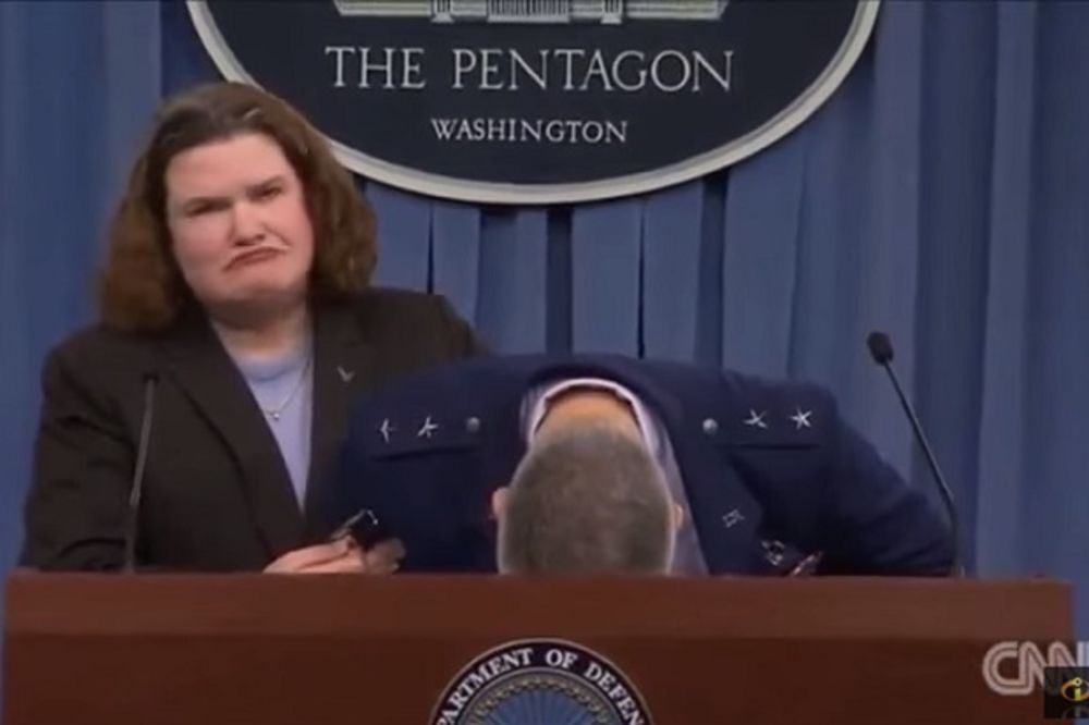 (VIDEO) SAMO JE PAO NA GOVORNICU: Američki general se onesvestio pred novinarima