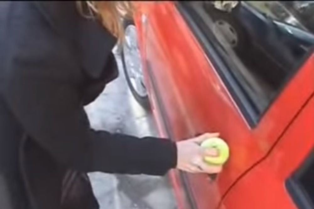 (VIDEO) AKO VIDITE NEKOGA SA TENISKOM LOPTICOM PORED VAŠEG AUTA: Verujte, verovatno vam kradu kola!