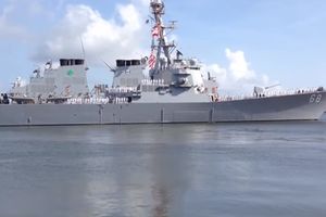 (VIDEO) ATRAKCIJA NA JADRANU: Moćni američki razarač sa 300 mornara pristao u barsku luku!