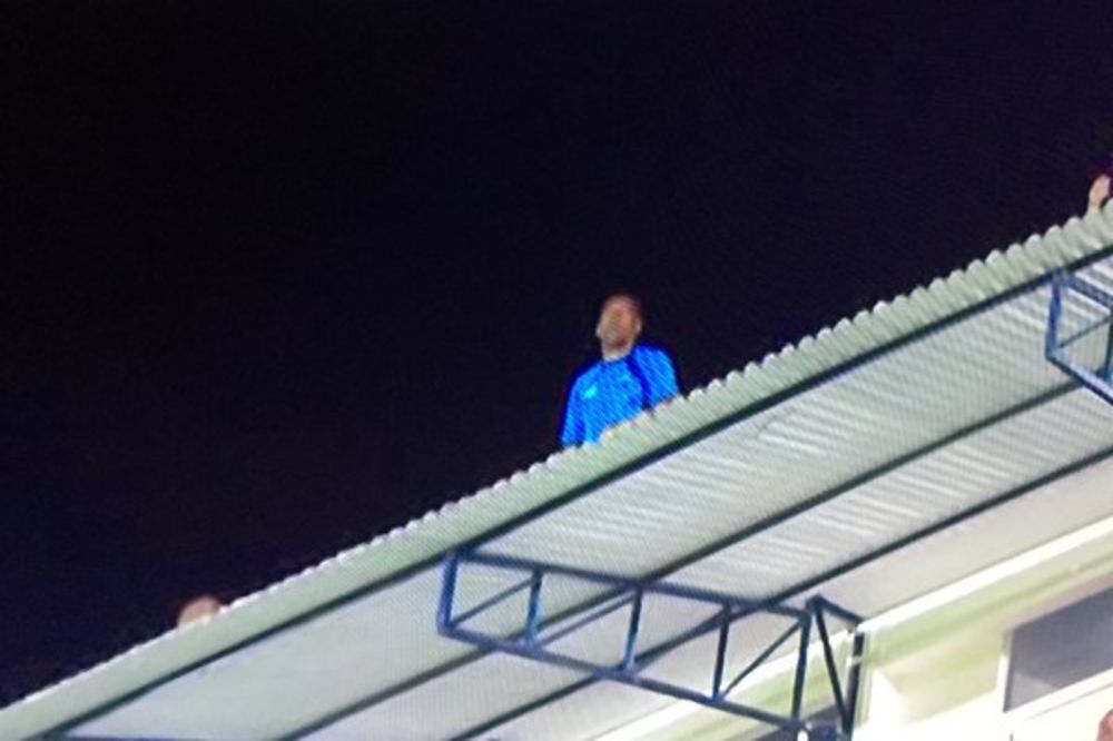 (VIDEO) NADMAŠIO MURINJA: Trener nakon isključenja izašao sa stadiona i ovako nastavio da vodi tim