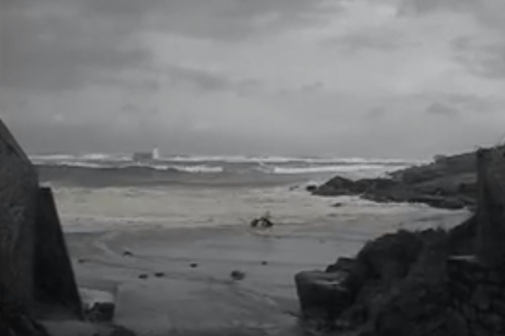 (VIDEO) JEZIVA DRAMA NA ATLANTIKU: Zagazili u okean, a onda je u sekundi usledila borba za život!