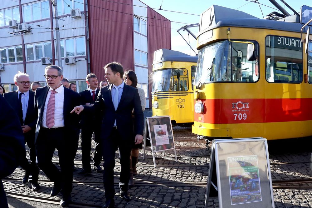 PROVOZALI SE ŠVAJCARSKIM TRAMVAJEM: Gradonačelnici Beograda i Berna obišli GSP