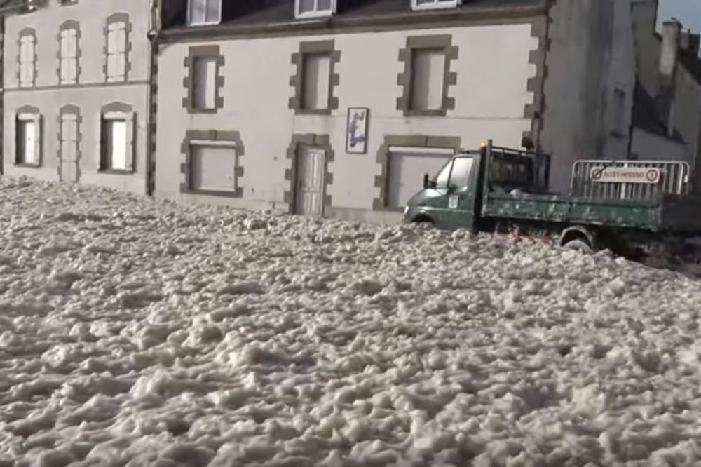 (VIDEO) KAO OGROMNA VEŠ MAŠINA: Francuski gradić skroz prekrila pena!