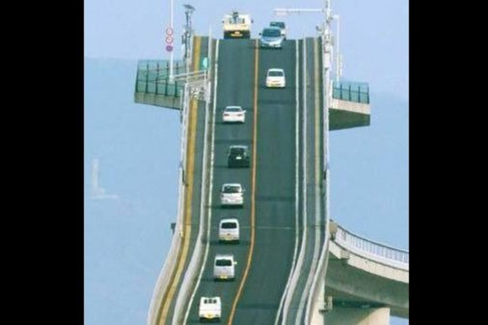 (VIDEO) JAPANSKI ROLERKOSTER: Most preko kojeg prelaze samo najhrabriji vozači