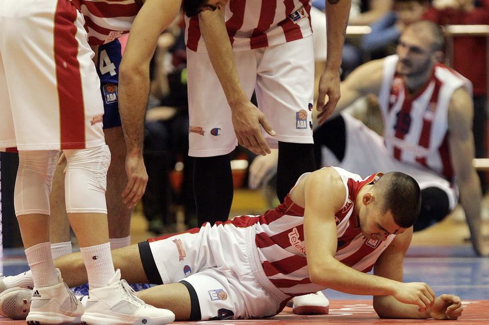 (VIDEO) KRV U PIONIRU: Rebić povređen posle lakta u glavu, Zvezda samo sa jednim plejom